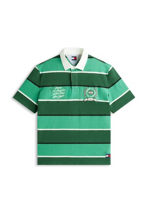Polo a righe verdi e verde scuro con collo bianco, nomi di città ricamati e logo con corona d'alloro sul petto.
