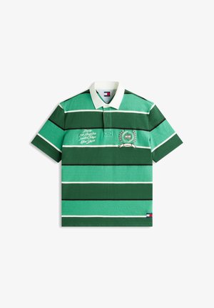 Πράσινο και σκούρο πράσινο ριγέ πόλο μπλουζάκι με λευκό γιακά, κεντημένα ονόματα πόλεων και λογότυπο στεφάνης δάφνης στο στήθος.