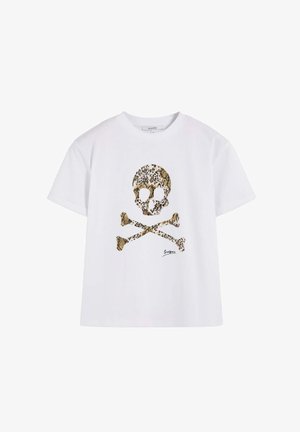 Camiseta blanca de algodón con un diseño de calavera y huesos cruzados estampado con estampado de leopardo, con una textura suave y mangas cortas. Logo "Sculptors" en el dobladillo.