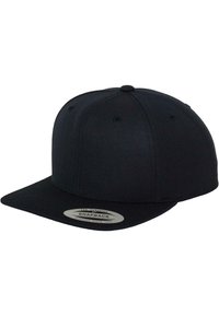 Casquette snapback noire fabriquée en tissu texturé. Elle présente une visière plate, une sangle ajustable et un patch logo circulaire à l'avant.