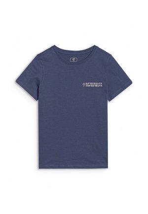 Granatowy T-shirt z krótkim rękawem i okrągłym dekoltem, z białymi współrzędnymi wydrukowanymi małą czcionką na lewej stronie klatki piersiowej.