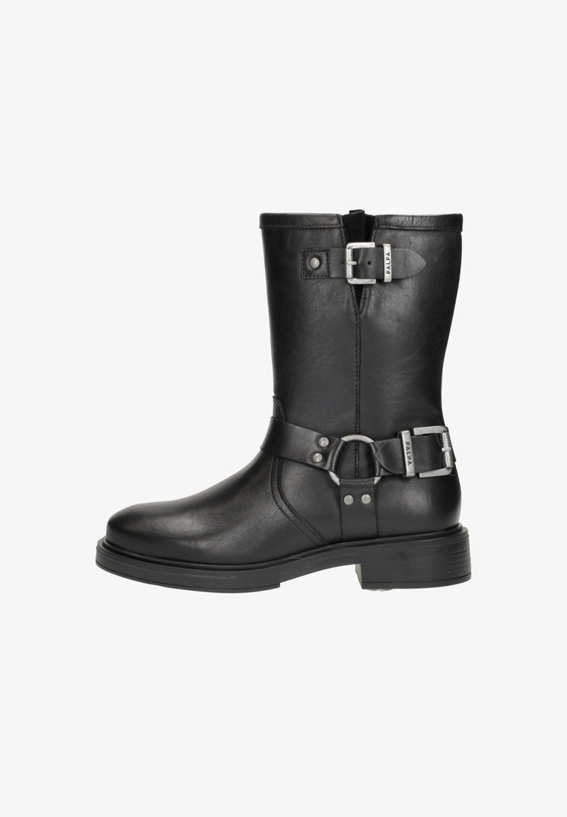 Zwarte leren laars tot halverwege het kuit met een ronde neus, zilveren gespdetails, gestructureerde afwerking en een lage gestapelde hak. Licht glanzend oppervlak.