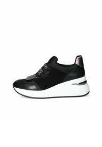 Sneaker nera con tessuto texture, accenti metallici e una fascia elastica sulla parte superiore. Presenta una suola piatta bianca con dettaglio antiscivolo.