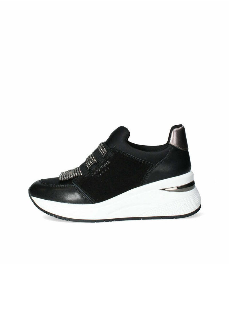 Sneaker nera con tessuto texture, accenti metallici e una fascia elastica sulla parte superiore. Presenta una suola piatta bianca con dettaglio antiscivolo.