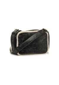 Bolso cruzado de cuero negro con un acabado texturizado, borde de borreguito blanco y correa ajustable. Con forma rectangular y cierre de cremallera.