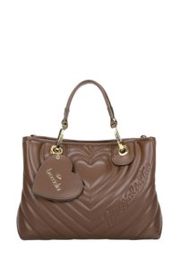 Borsa trapuntata marrone in materiale sintetico, con motivo a cuori, rifiniture color oro e targhetta a forma di cuore removibile.