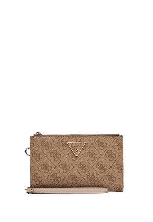 Braunes Guess-Armband mit Monogramm-Muster, dreieckiger Logoplakette und abnehmbarem Riemen auf weißem Hintergrund.