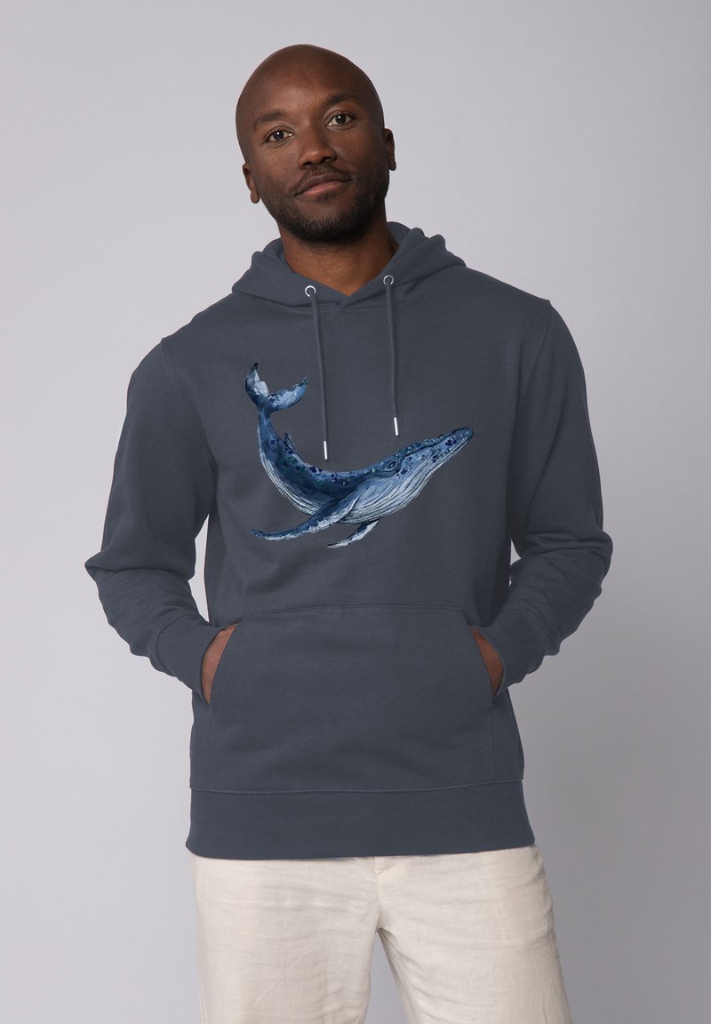 Grauer Kapuzenpullover mit einem großen blauen Walausschnitt auf der Vorderseite. Beinhaltet eine geräumige Kängurutasche und Zugbänder an der Kapuze.
