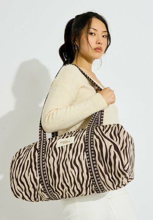 Grain de Malice, GRAND SAC WEEK-END IMPRIMÉ ZÉBRÉ - Bolsa de fin de semana - ecru