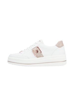 Biały skórzany sneaker z beżową zamszową wkładką na piętę, ozdobną różowo-złotą klamrą po boku oraz grubą białą podeszwą z beżową lamówką.