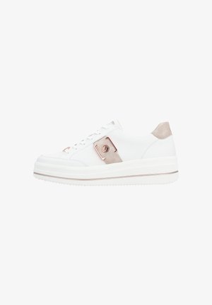 Biały skórzany sneaker z beżową zamszową wkładką na piętę, ozdobną różowo-złotą klamrą po boku oraz grubą białą podeszwą z beżową lamówką.