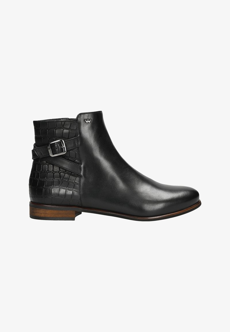 Stivale alla caviglia in pelle nera con finitura liscia e motivo in croc texture sul retro. Presenta un accento con fibbia laterale e tacco in legno.