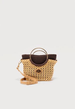 Kleine gevlochten beige handtas met donkerbruine gebreide bovenkant, gouden ronde handgrepen en een afneembare beige leren riem met gouden beslag.