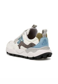 Scarpa sportiva con tomaia in mesh bianco, dettagli in suede grigio e blu, finiture testurizzate e suola in gomma nera robusta.