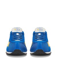 Niebiesko-żółte buty sportowe z gładką syntetyczną cholewką, zaokrąglonym noskiem, teksturowaną czarną gumową podeszwą oraz kontrastowymi sznurowadłami i akcentami.