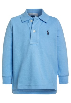 Camisa polo de manga larga azul claro, hecha de algodón texturizado, con un cuello clásico, una botonera de dos botones y un pequeño logo oscuro en el pecho.