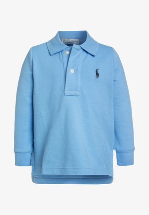 Polo à manches longues bleu clair en coton texturé, avec un col classique, une patte de boutonnage à deux boutons et un petit logo foncé sur la poitrine.
