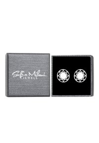 Srebrna biżuteryjna skrzynka o teksturowanej powierzchni, zawierająca dwie okrągłe kolczyki-stud w geometrycznym wzorze z białego metalu.