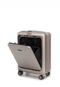 Hardshell-Rollkoffer in metallischem Champagnerfarben mit geriffelter Textur. Zeigt einen geöffneten Deckel mit schwarzen Innenfächern.