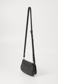 Borsa a tracolla nera in pelle con finitura texturizzata, forma sottile, tracolla regolabile e dettagli in metallo argentato. Design minimalista.