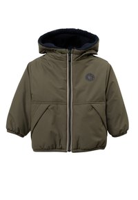 Olivengroene jas met capuchon en ritssluiting, gevoerd met donkerblauwe fleece, voorzien van twee zijzakken en een ronde logo op de borst.