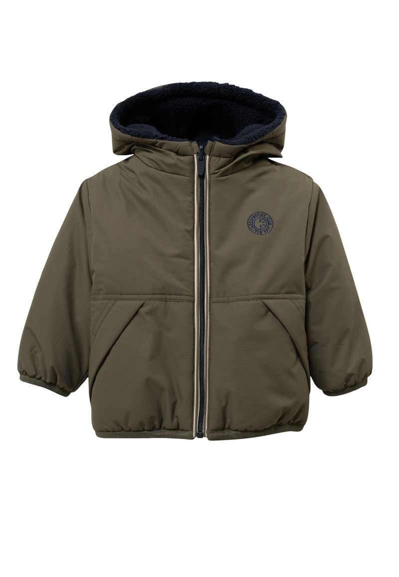 Olivengroene jas met capuchon en ritssluiting, gevoerd met donkerblauwe fleece, voorzien van twee zijzakken en een ronde logo op de borst.