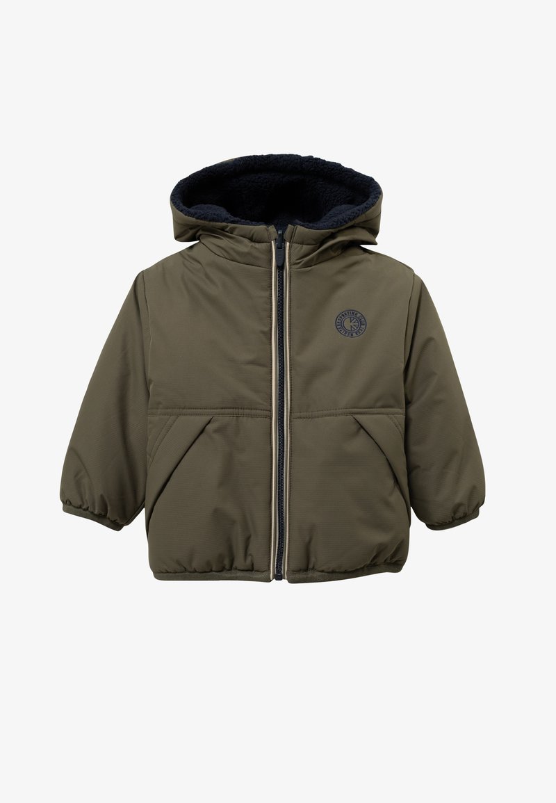 Olivengroene jas met capuchon en ritssluiting, gevoerd met donkerblauwe fleece, voorzien van twee zijzakken en een ronde logo op de borst.