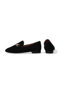 Czarne zamszowe loafersy z wydłużonym noskiem, niskim obcasem i złotymi elementami z przodu. Gładka tekstura, elegancki design i minimalne detale.