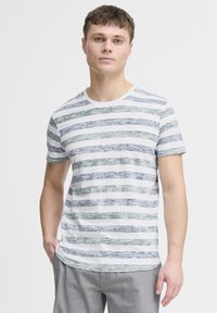T-shirt rayé en blanc, vert et bleu. Caractéristiques des manches courtes, un col rond, et un tissu doux et texturé. Design simple et décontracté.