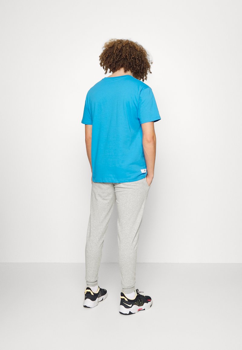 Herren Trainingsanzüge | New Balance HOOPS ESSENTIAL PANT Jogginghose grey/grau - RP15920 Herren Trainingsanzüge | New Balance HOOPS ESSENTIAL PANT Jogginghose grey/grau - RP15920