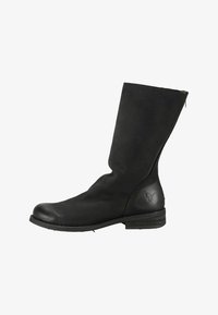 Bota negra de cuero hasta media pantorrilla con cremallera en la parte trasera, puntera redondeada, tacón bajo apilado y logo de mariposa en relieve cerca del talón.