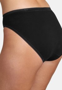 Zwarte high-waisted onderbroek van zacht katoen met een gladde textuur en picot-afwerking langs de tailleband, met een volledig dekkend ontwerp.