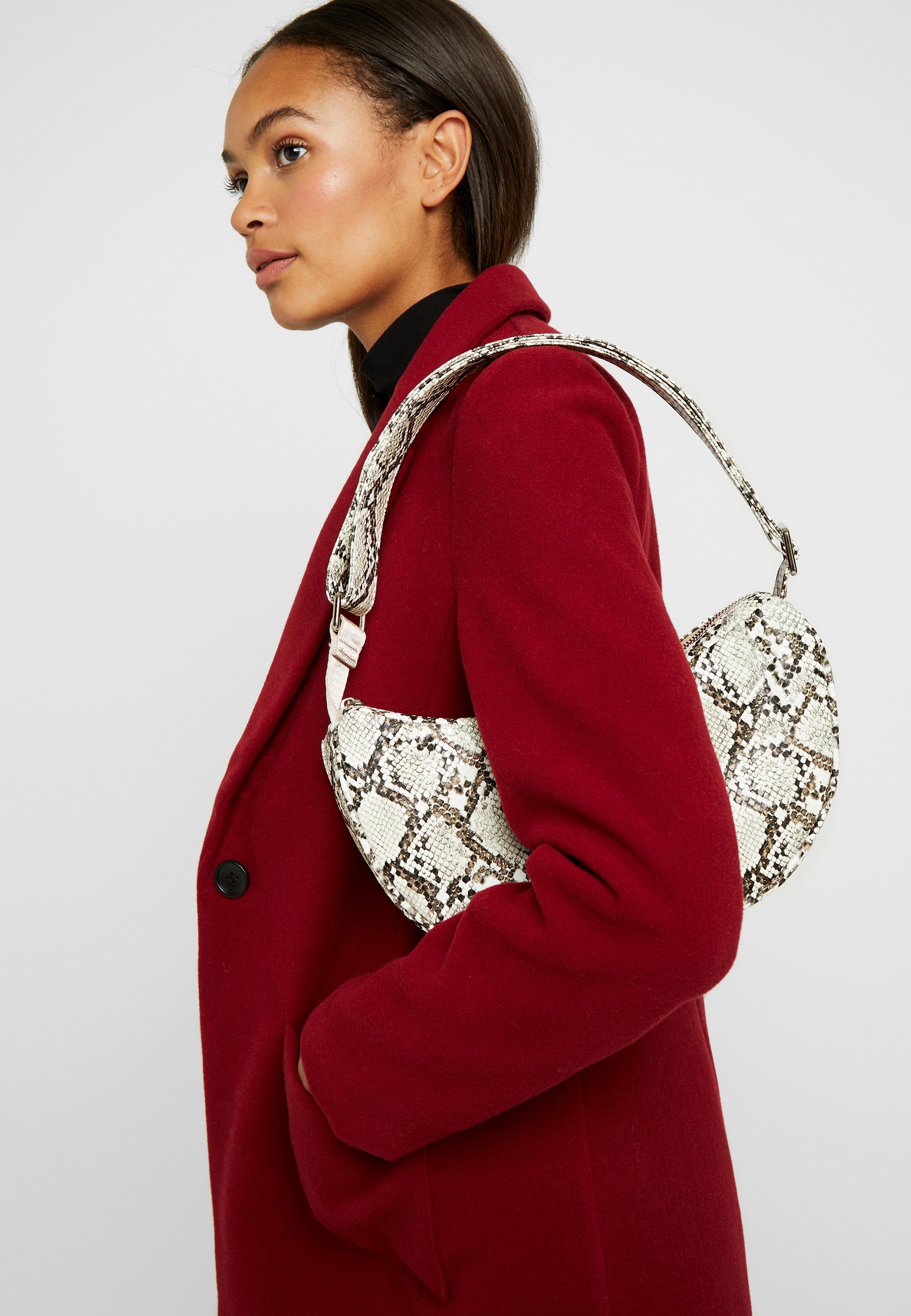Becksöndergaard SNAKE MOON BAG Håndveske beige Zalando.no Becksöndergaard SNAKE MOON BAG Håndveske yellow Zalando.no