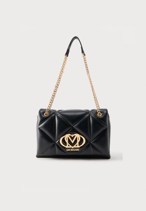 Μαύρη τσάντα ώμου από δερμάτινο καπιτονέ υλικό με χρυσή αλυσίδα και πλακέτα με το λογότυπο Love Moschino μπροστά.
