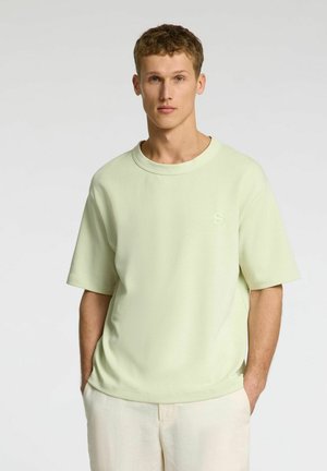 Lichtgroene oversized t-shirt met korte mouwen, ronde hals, gemaakt van een zachte stof, met een subtiele geborduurde logo op de borst.