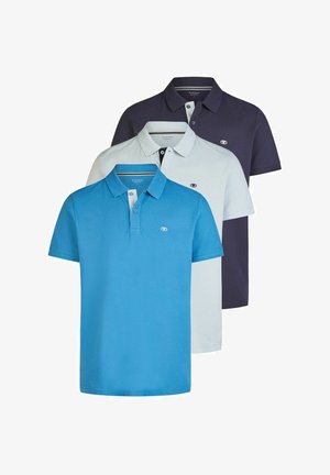 Trzy koszulki polo w kolorze niebieskim, jasnoszarym i ciemnym granatowym. Każda z nich ma kołnierzyk i krótkie rękawy, wykonana jest z gładkiego, lekkiego materiału.