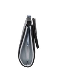 Pochette noire et argentée avec une fermeture éclair, texture lisse, design élégant et large capacité de rangement.