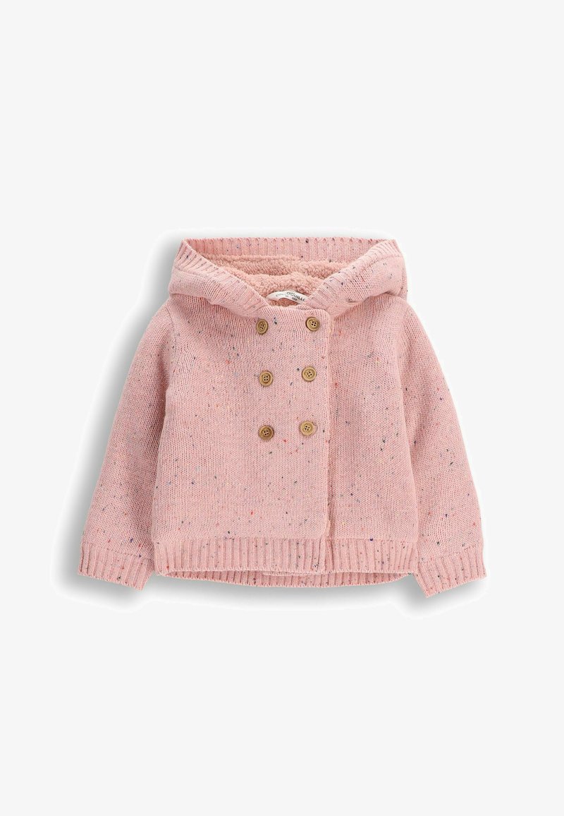 Różowy dzianinowy kardigan dziecięcy z kapturem, podwójny rząd sześciu brązowych guzików oraz ściągacze na mankietach i dolnej krawędzi, splatany z wielokolorowej włóczki.