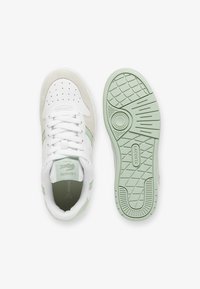 Zapatillas blancas y verde menta con parte superior de cuero y ante, puntera perforada, cordones planos y suela de goma texturizada con un patrón.