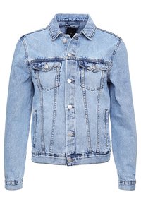 Veste en denim bleu clair avec bouton sur le devant, deux poches à rabat sur la poitrine, poches latérales et manches longues.