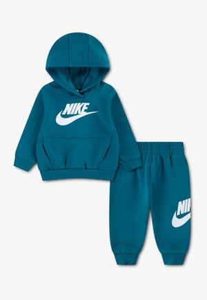 Survêtement Nike bleu sarcelle pour tout-petit avec sweat à capuche et pantalon à taille élastique, tous deux avec logo Nike blanc et swoosh.