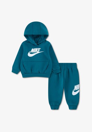 Survêtement Nike bleu sarcelle pour tout-petit avec sweat à capuche et pantalon à taille élastique, tous deux avec logo Nike blanc et swoosh.