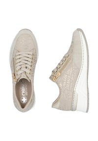 Hellebeige Sneaker mit einem Obermaterial aus Wildleder, strukturiertem Muster, goldfarbenen Hardware-Akzenten und einer weißen Gummisohle. Verfügt über doppelte Reißverschlüsse und Schnürsenkel.