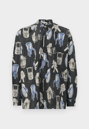 Camisa negra con un patrón gráfico repetido de sillas azules, objetos grises y diversas formas. La tela tiene una textura suave y cierre de botones.
