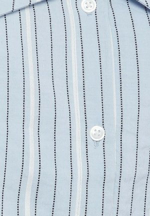 Helles blaues Hemd aus Stoff, mit vertikalen Streifen in Schwarz und Weiß, klassischem Kragen und weißen Knopfdetails.