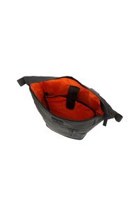 Borsa a tracolla grigia con interno arancione, dotata di chiusura con zip, tasca anteriore e tracolla. Il materiale sembra durevole e strutturato.