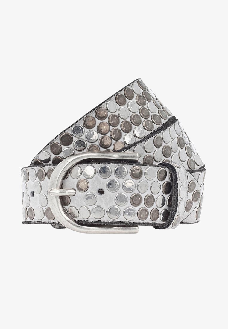 Zilveren leren riem versierd met metalen studs in verschillende tinten, met een ronde metalen gesp met een tang en een gladde textuur.