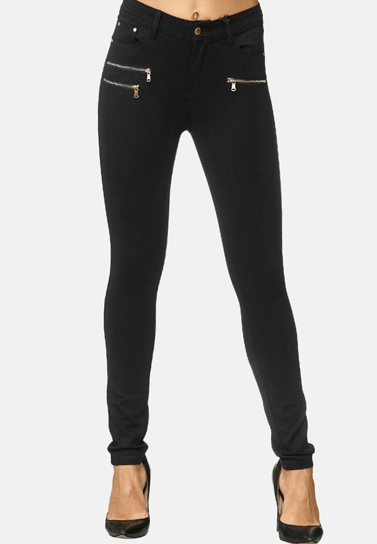 Zwarte skinny jeans met een gladde textuur, voorzien van metalen gouden ritssluitingen aan de voorkant en een klassieke knoopsluiting.