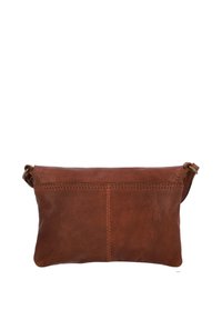 Mörkbrun läderaxelväska med en slät yta, rektangulär form, stickningar och en remfäste på ena sidan.