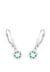 Pendientes de palanca de plata con un diseño floral, que cuentan con piedras verdes y cristales transparentes dispuestos de manera symmetrical.
